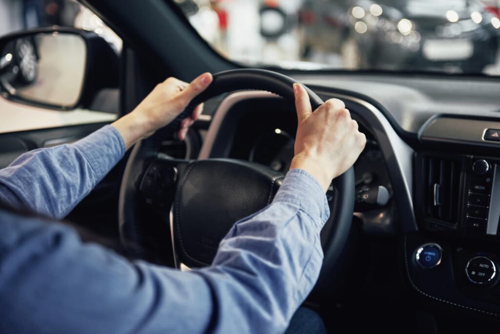 PEUGEOT 208 est un excellent choix pour les débutants et les jeunes professionnels